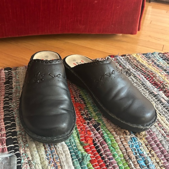 Stylish Black Leather Slip-On Loafers 40 / fits like a Womens size 7.5-8 - Picture 10 of 16